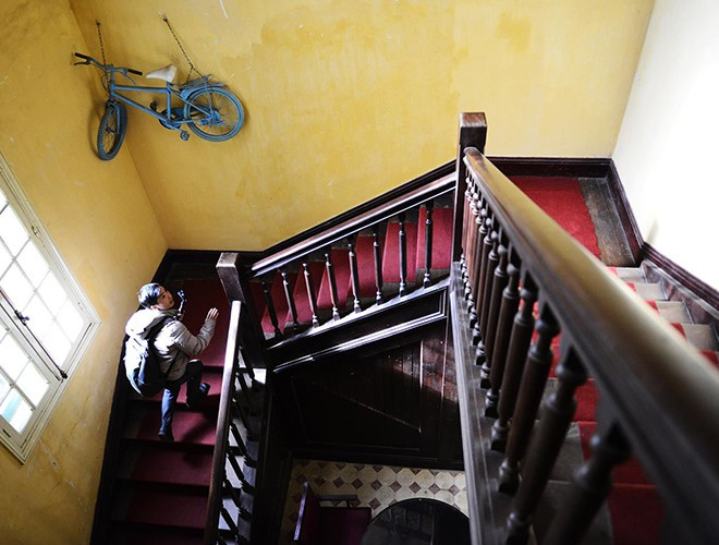 Bên trong dinh vẫn còn nguyên vẹn cầu thang bằng gỗ, lót thảm khá sang trọng. Ảnh: Zing.