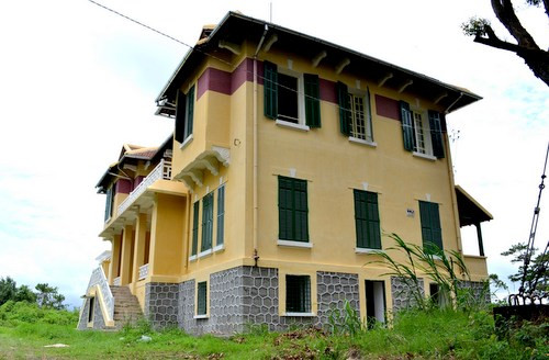 Đến năm 2011, UBND tỉnh quyết định di dời bảo tàng sang một địa điểm khác, Dinh Tỉnh trưởng cũng bị bỏ hoang từ đó. Ảnh: Dân Việt.