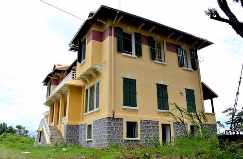 Đến năm 2011, UBND tỉnh quyết định di dời bảo tàng sang một địa điểm khác, Dinh Tỉnh trưởng cũng bị bỏ hoang từ đó. Ảnh: Dân Việt.