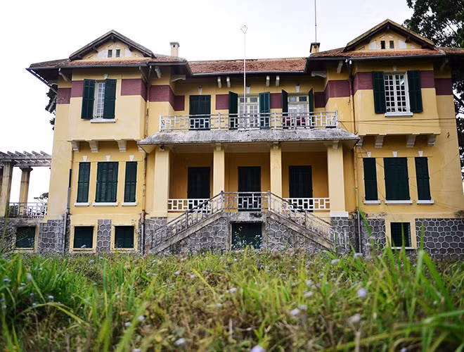 Mặt trước dinh thiết kế khá đơn giản, có mái che và lối lên xuống cho ôtô, cùng lối lên bậc thang cửa phụ bên góc. Ảnh: Zing.