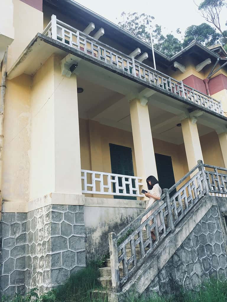 Đến nay, Dinh Tỉnh trưởng biến thành tòa nhà bỏ hoang, cảnh vật xung quanh vẫn còn nguyên nhưng mọi thứ đã nhuốm màu lãng quên. Ảnh: Traveloka.