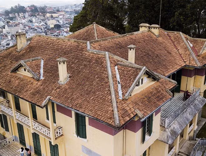 Mái ngói ngả màu theo thời gian. Ảnh: Anninhthudo.