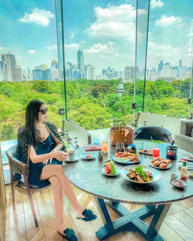 Trên trang cá nhân, 9x Việt thường xuyên chia sẻ những hình ảnh check-in ở chốn xa hoa, lộng lẫy, đi du lịch khắp nơi trên thế giới, bữa ăn ở những nhà hàng, du thuyền sang trọng...Nguồn ảnh: Instagram.