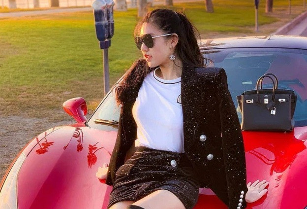 Có niềm đam mê với tốc độ, Tiểu Giang thường xuyên xuất hiện bên cạnh các dòng xe đắt đỏ.