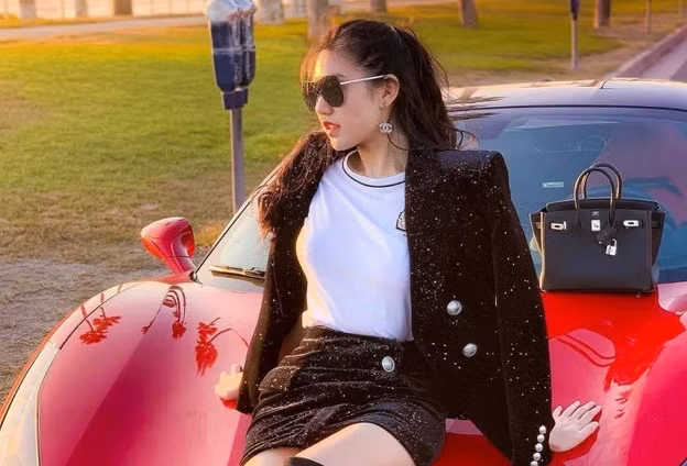 Có niềm đam mê với tốc độ, Tiểu Giang thường xuyên xuất hiện bên cạnh các dòng xe đắt đỏ.