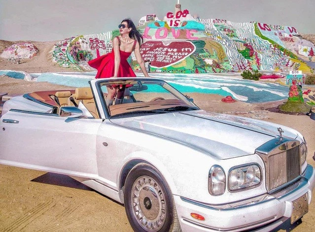 Cô cũng từng tham gia một hành trình siêu xe đi từ Malibu tới Monterey ở bang California, Mỹ.