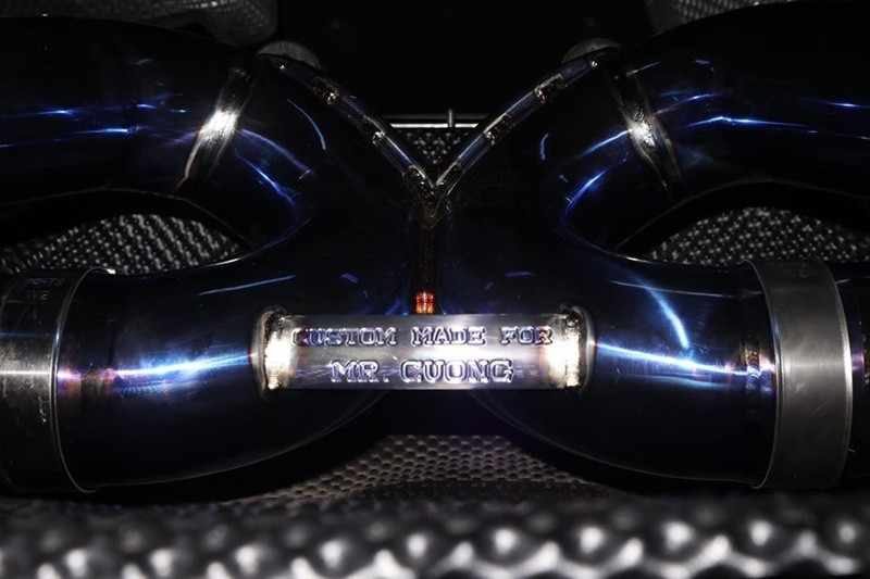 Sau đám cưới hồi tháng 7/2019, Cường Đô La - Đàm Thu Trang tậu thêm Ferrari 488 Spider, xe thể thao Porsche 911 Carrera S 2020. Đặc biệt, Đàm Thu Trang còn khéo chiều Cường Đô la bằng món quà độc- bộ ống xả trị giá gần nửa tỷ đồng của hãng Unobtanium nổi tiếng cho chiếc McLaren 720S màu cam. Nguồn ảnh: FBNV, Instagram.