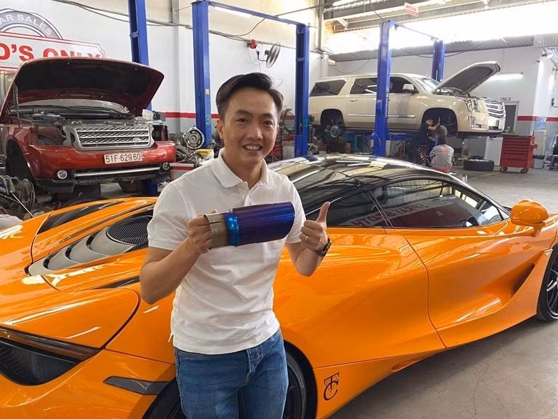 Trước đó, Cường Đô La khoe món quà đầu tiên là chiếc McLaren 720S màu cam do vợ tặng. "Chiến mã" có giá 27 tỷ đồng khi bán tại Việt Nam.