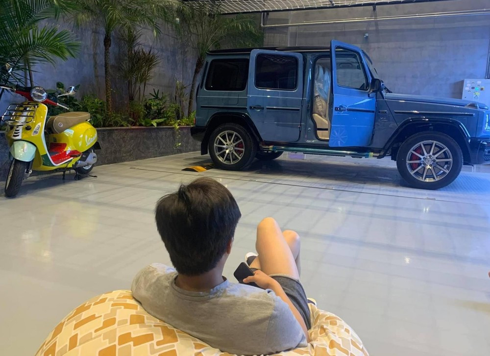 Được biết, chiếc xe mà Đàm Thu Trang vừa khoe là Mercedes G63 AMG, mang màu xanh gốm độc nhất tại Việt Nam. Giá cho chiếc siêu xe này là trên dưới 11 tỷ đồng.