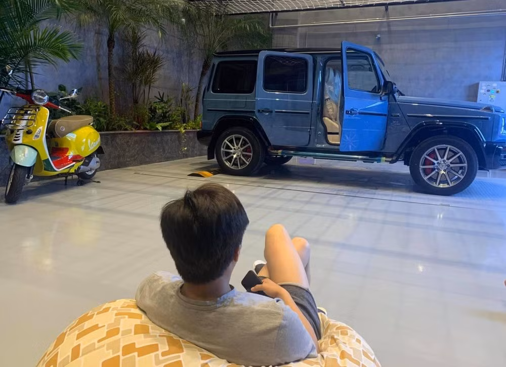 Được biết, chiếc xe mà Đàm Thu Trang vừa khoe là Mercedes G63 AMG, mang màu xanh gốm độc nhất tại Việt Nam. Giá cho chiếc siêu xe này là trên dưới 11 tỷ đồng.