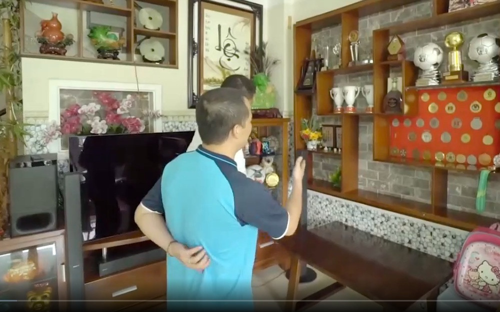 Tại đây, Anh Đức được bà xã thiết kế riêng một góc để trưng bày các giải thưởng trong sự nghiệp bóng đá. Ảnh: Vlog Minh Hải