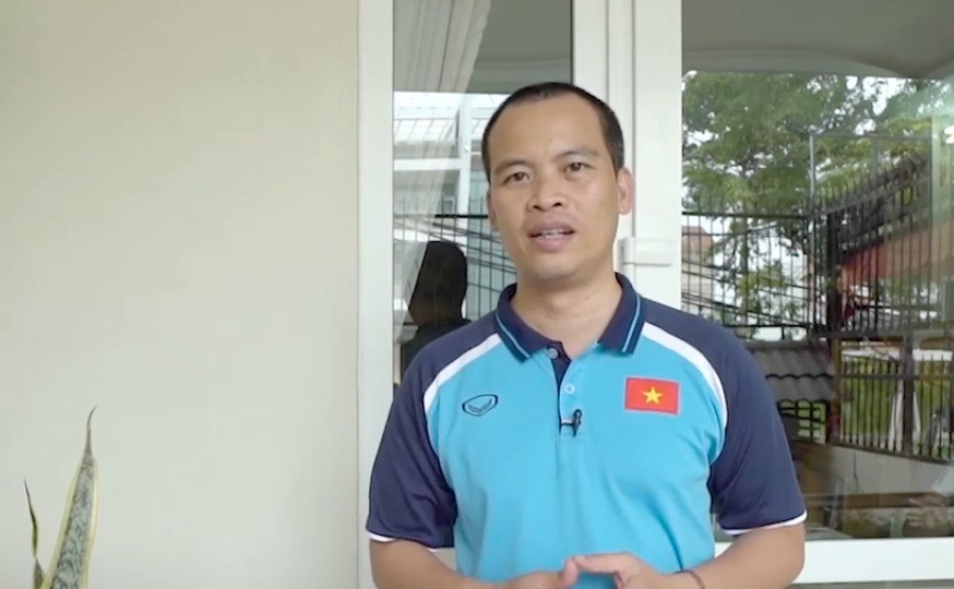 Căn nhà của tiền đạo Anh Đức tại Bình Dương có thiết kế hiện đại, cửa kính trong suốt. Ảnh: Vlog Minh Hải