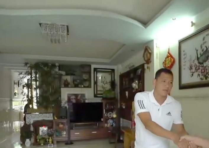 Ngay sau cánh cửa là không gian phòng khách được bài trí khá đơn giản. Ảnh: Vlog Minh Hải