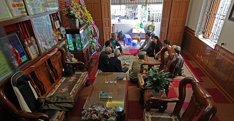 Phòng khách rộng rãi nổi bật với bộ bàn ghế gỗ lớn. Ảnh: Vietnamnet