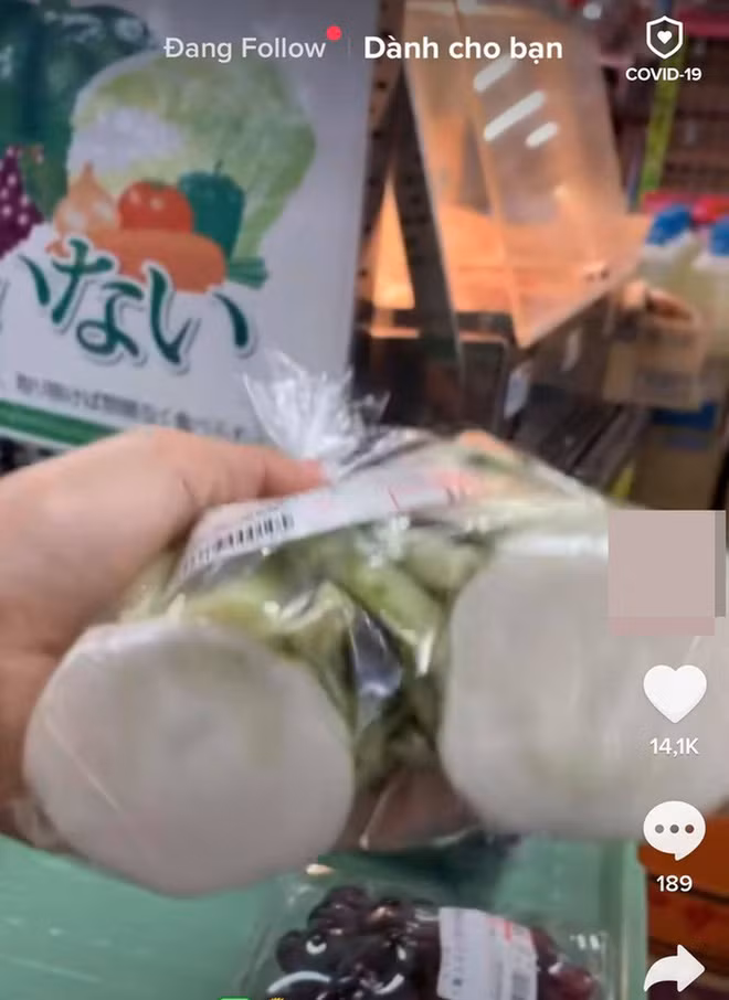 Phần lá đầu củ cải thường được người Việt cắt ra và bỏ đi nhưng ở Nhật lại được đóng gói và bán trong siêu thị với mức giá không hề rẻ. Ảnh: Tiktok.
