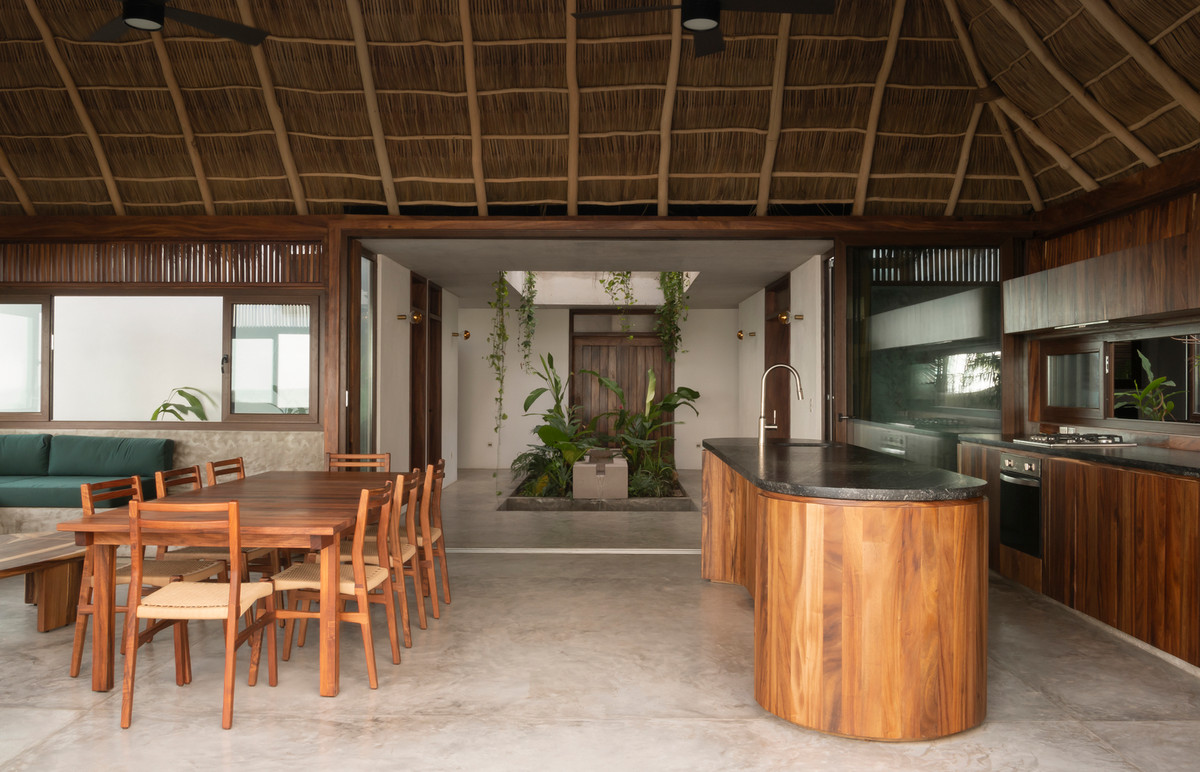 Khu vực bếp và bàn ăn mộc mạc và thoáng đãng.