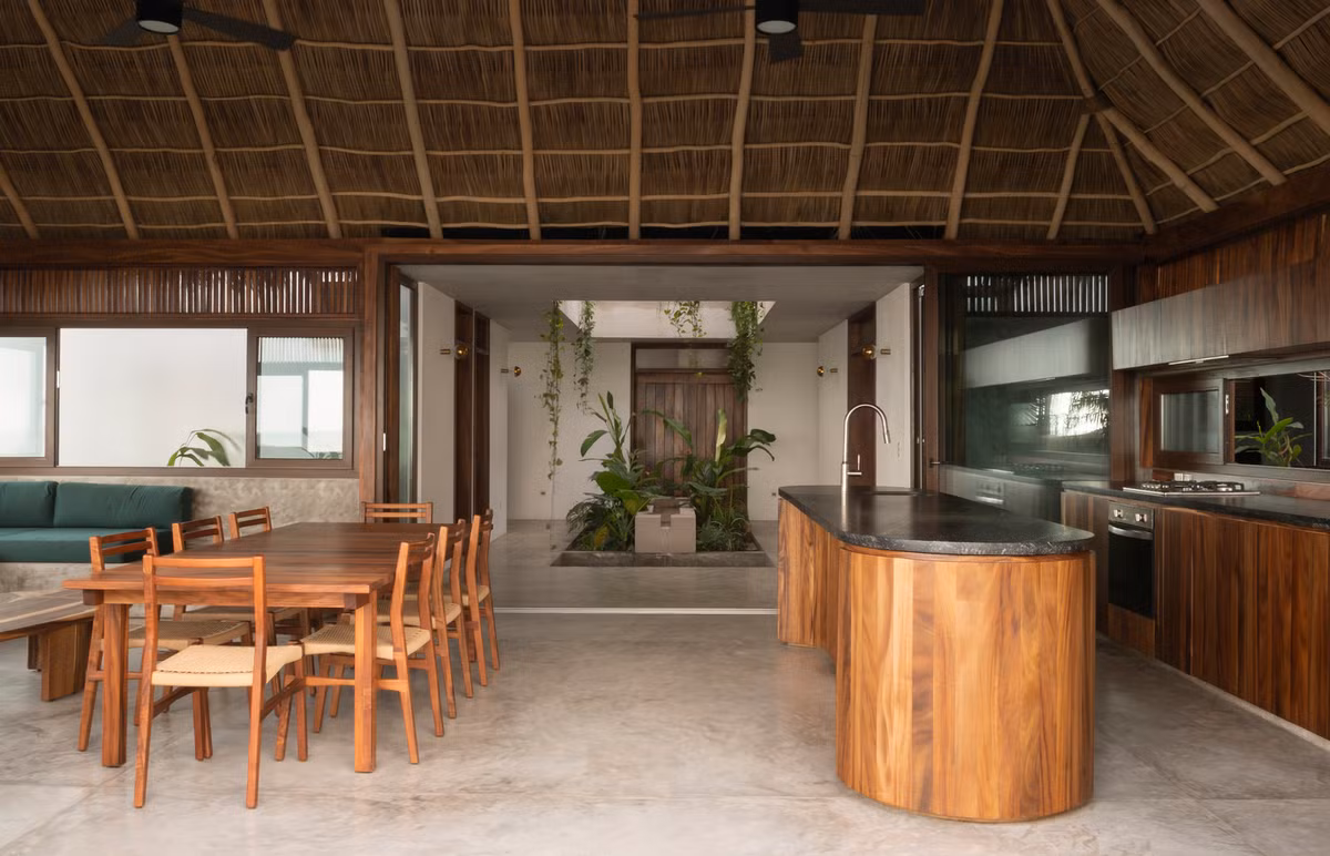 Khu vực bếp và bàn ăn mộc mạc và thoáng đãng.