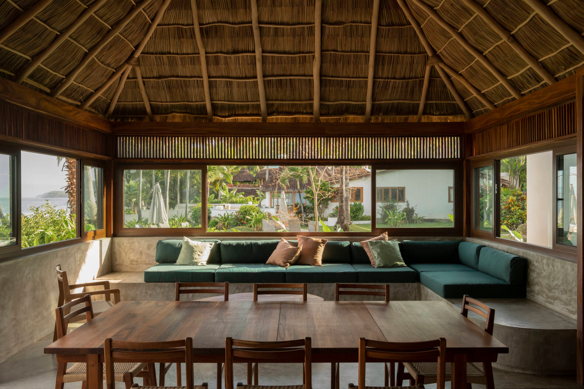 Thiết kế mới cũng ưu tiên bố trí hệ cửa kính trong suốt, nối dọc theo các mặt bên của căn nhà.