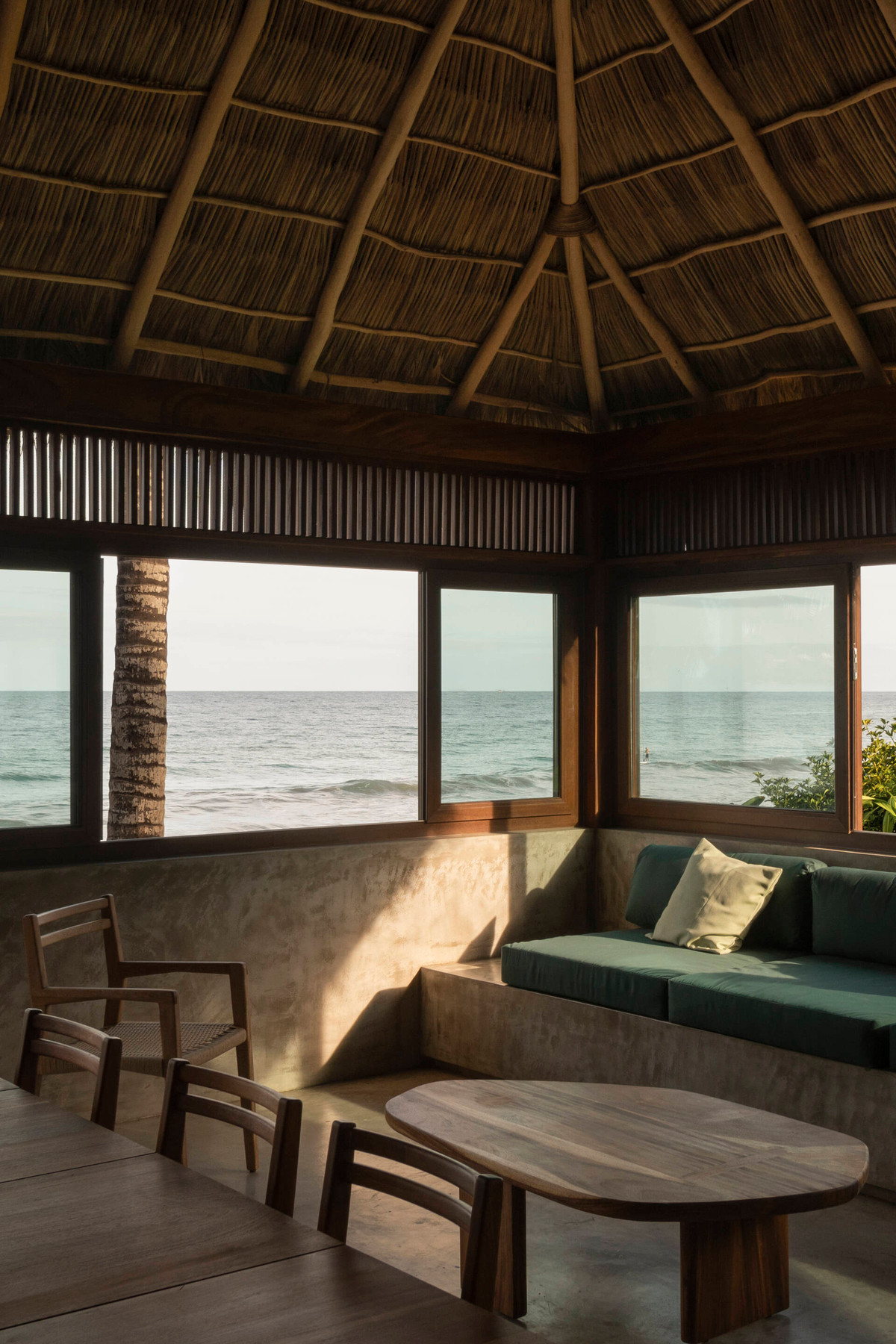 Nhà mái tranh với tầm nhìn hướng biển là lợi thế lớn giúp không gian mát mẻ.