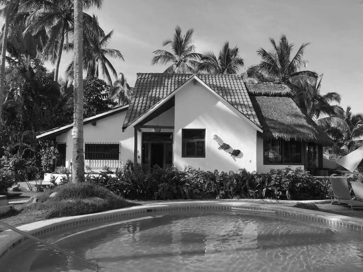 Trước khi cải tạo, căn nhà chỉ bao gồm 1 khối, không có nhiều cửa sổ, thiếu không gian công cộng và kết nối thiên nhiên.