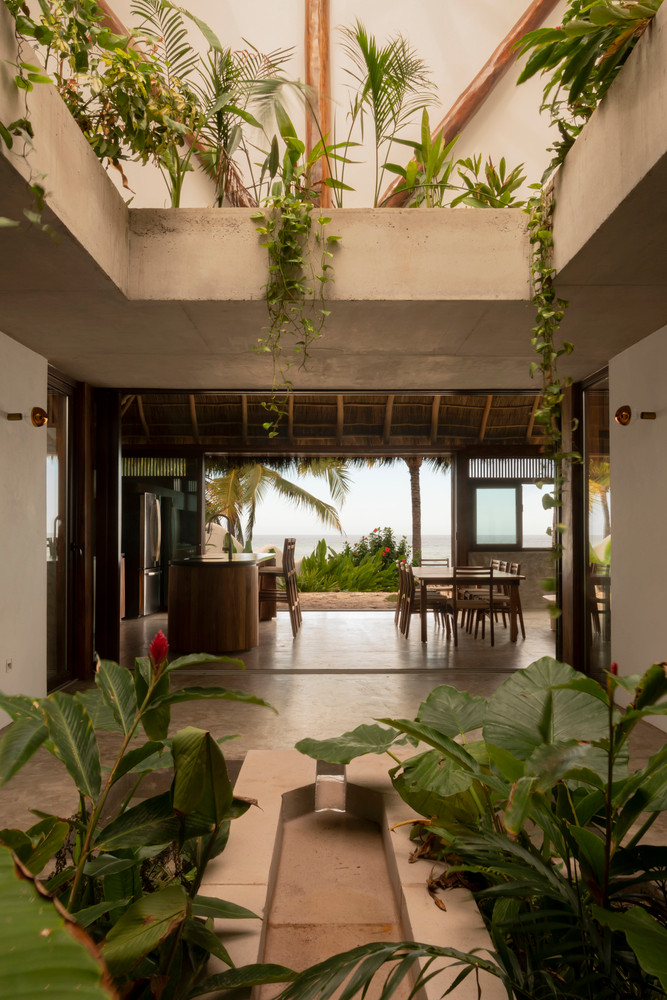 Xuất phát từ điểm này, ngôi nhà mới được phân tách thành 2 khối, 1 khối sinh hoạt chung và 1 khối dành cho không gian riêng tư