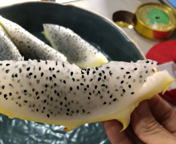 Thanh long vỏ vàng ruột thạch vỏ mỏng, độ ngọt tâm tốt, không bị bở. Phần sát vỏ chua thanh - vị đặc trưng của thanh long.