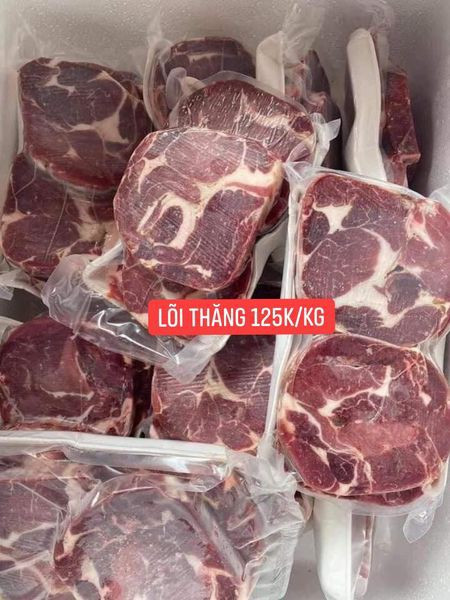 Loại thịt bò giá rẻ này được cắt khúc, đóng túi hút chân không. 1kg thường được chia 3 miếng đúng theo tiêu chuẩn để người mua làm món bít tết hoặc nướng. Ảnh: Facebook