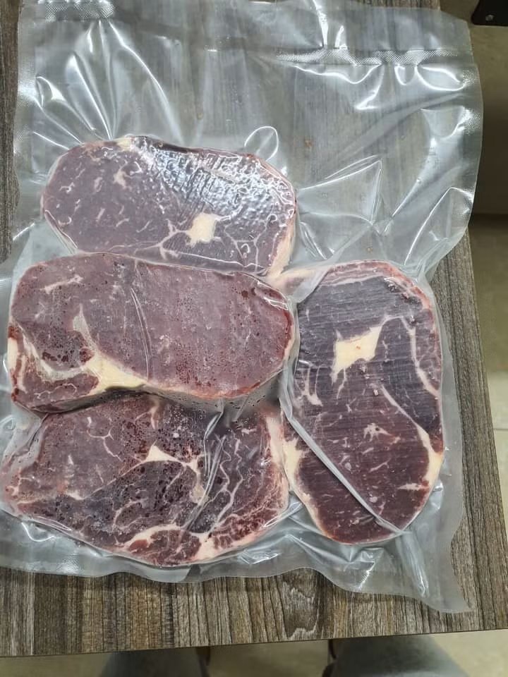 Chia sẻ trên Dân Việt, anh Trần Minh Phú (Hoàng Văn Thái, Thanh Xuân) cho rằng, lõi thăn bò Úc siêu rẻ bán tràn lan trên chợ mạng có thể thịt trâu Ấn Độ hoặc thịt lợn nái được phù phép thành thịt bò nhằm kiếm lời. Ảnh: Facebook