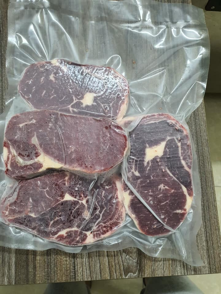 Chia sẻ trên Dân Việt, anh Trần Minh Phú (Hoàng Văn Thái, Thanh Xuân) cho rằng, lõi thăn bò Úc siêu rẻ bán tràn lan trên chợ mạng có thể thịt trâu Ấn Độ hoặc thịt lợn nái được phù phép thành thịt bò nhằm kiếm lời. Ảnh: Facebook