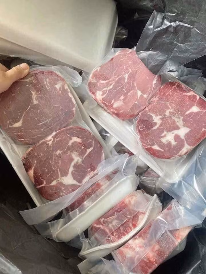 Vài tuần gần đây, trên chợ mạng, lõi thăn bò Úc được nhiều tiểu thương rao bán với giá chỉ từ 115.000 - 130.000 đồng/kg, rẻ hơn thịt lợn ngoài chợ. Ảnh: Facebook