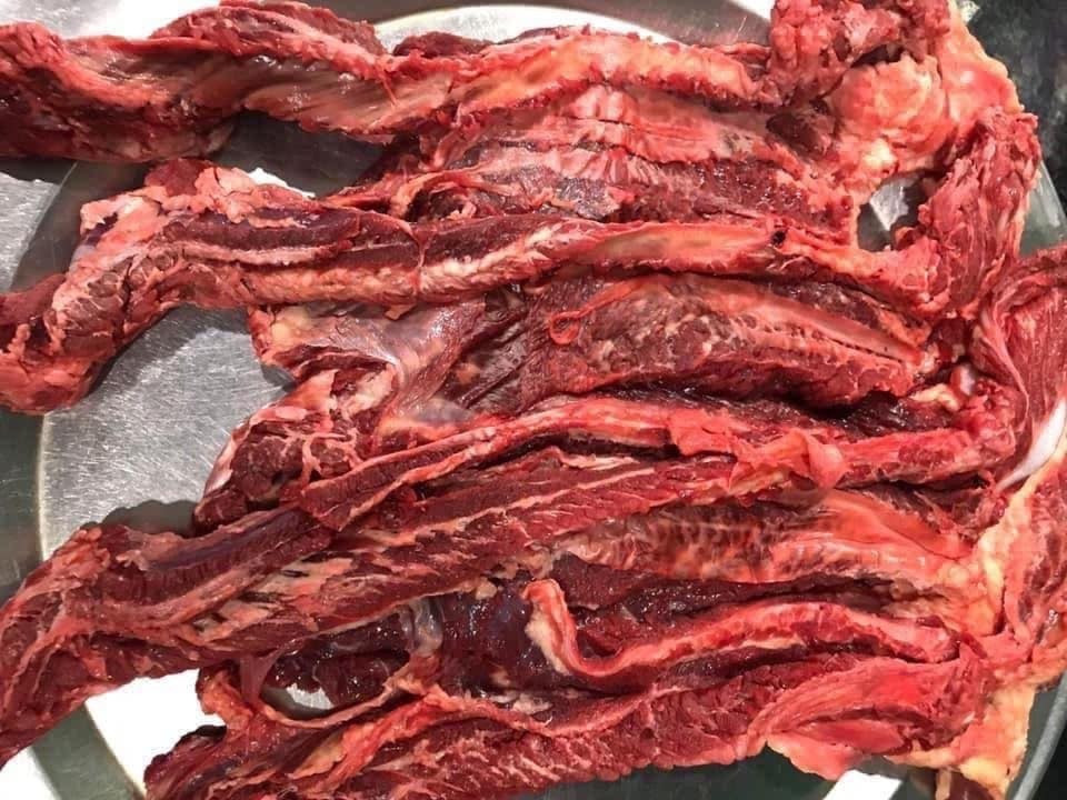 Một số người bán thịt bò nhập khẩu cho rằng, thịt bò giá rẻ 75.000 đồng là có thể có nhưng đó là loại hàng hóa không rõ nguồn gốc, không có hóa đơn chứng từ, khó đảm bảo hạn dùng và an toàn thực phẩm. Ảnh: Facebook