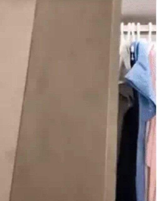 Tủ âm tường có dàn đèn tự đông, chiếc tủ kéo dài hết cả một góc phòng để đựng quần áo hai vợ chồng Trấn Thành - Hari Won.