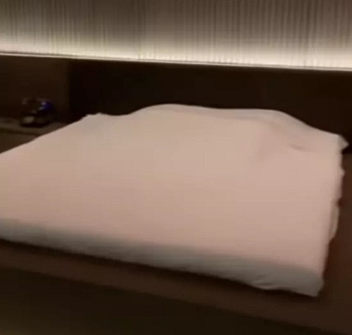 Từng phòng ngủ trong căn hộ của Trấn Thành đều được đặt các máy lọc không khí giúp môi trường sinh hoạt trong lành.