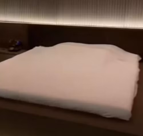 Từng phòng ngủ trong căn hộ của Trấn Thành đều được đặt các máy lọc không khí giúp môi trường sinh hoạt trong lành.