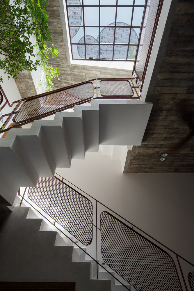 Giếng trời cho không gian bên trong ngập nắng. Nguồn ảnh: Quang Tran