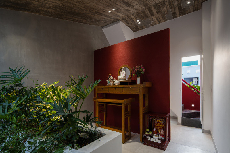 Không gian thờ tự được đặt ở trên cùng của căn nhà, hướng ra giếng trời lớn.
