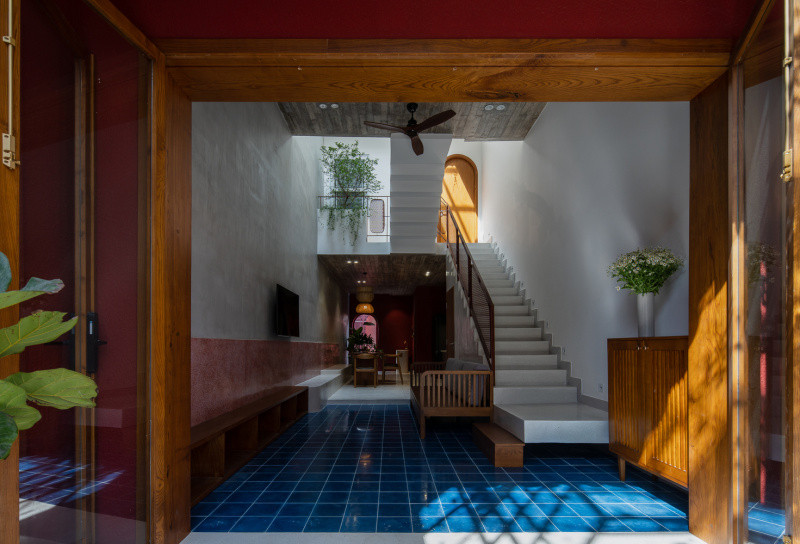 Kiến trúc sư tránh tạo ra một phòng ngủ khép kín, dành không gian để tạo ra không gian rộng rãi và thoáng gió.