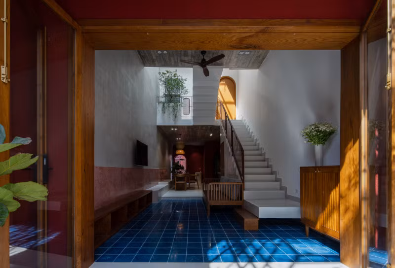 Kiến trúc sư tránh tạo ra một phòng ngủ khép kín, dành không gian để tạo ra không gian rộng rãi và thoáng gió.