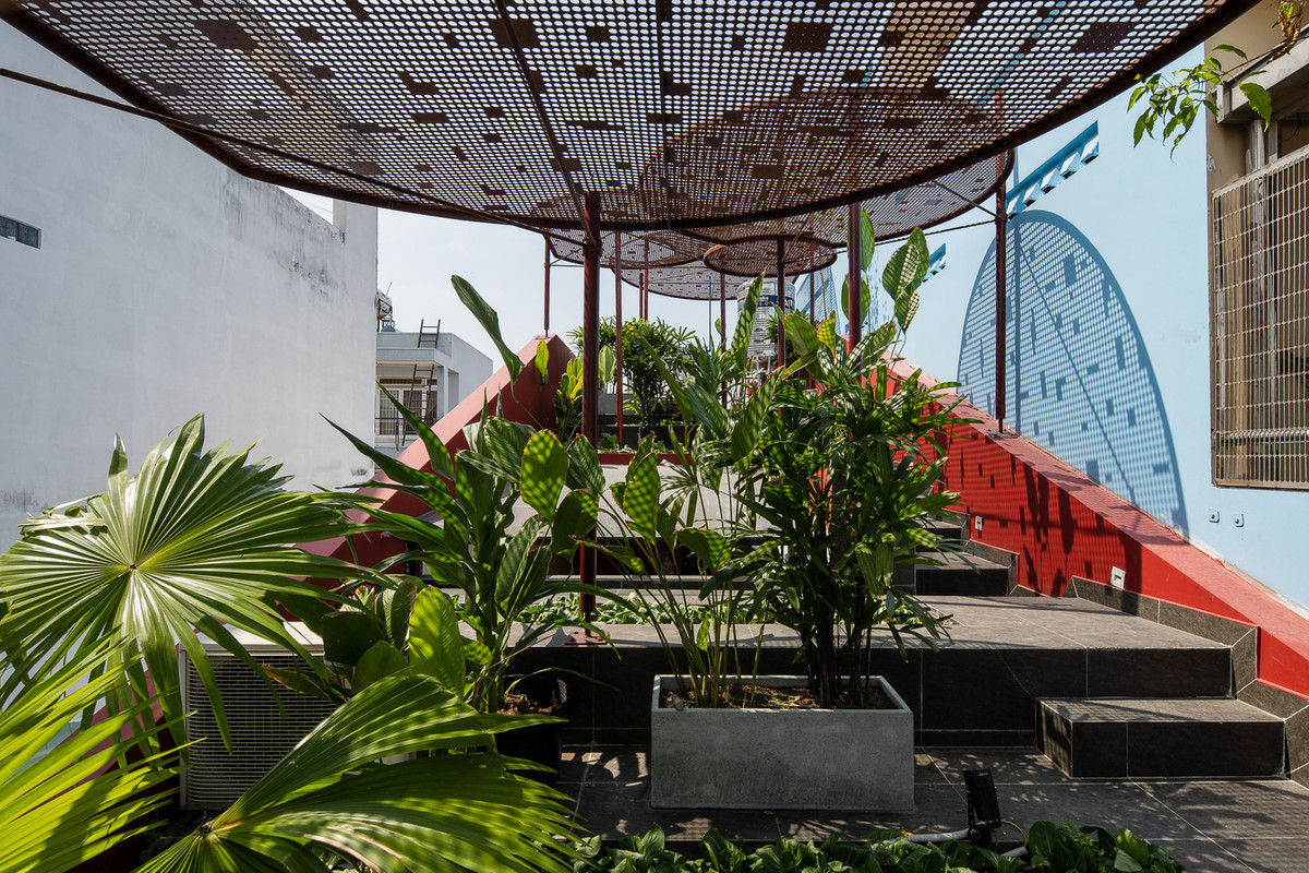 Điều này tạo ra một không gian sân vườn trong lành và thông thoáng. Tại đây, gia chủ có thể tổ chức các hoạt động thường ngày và có những phút giây quây quần bên nhau.