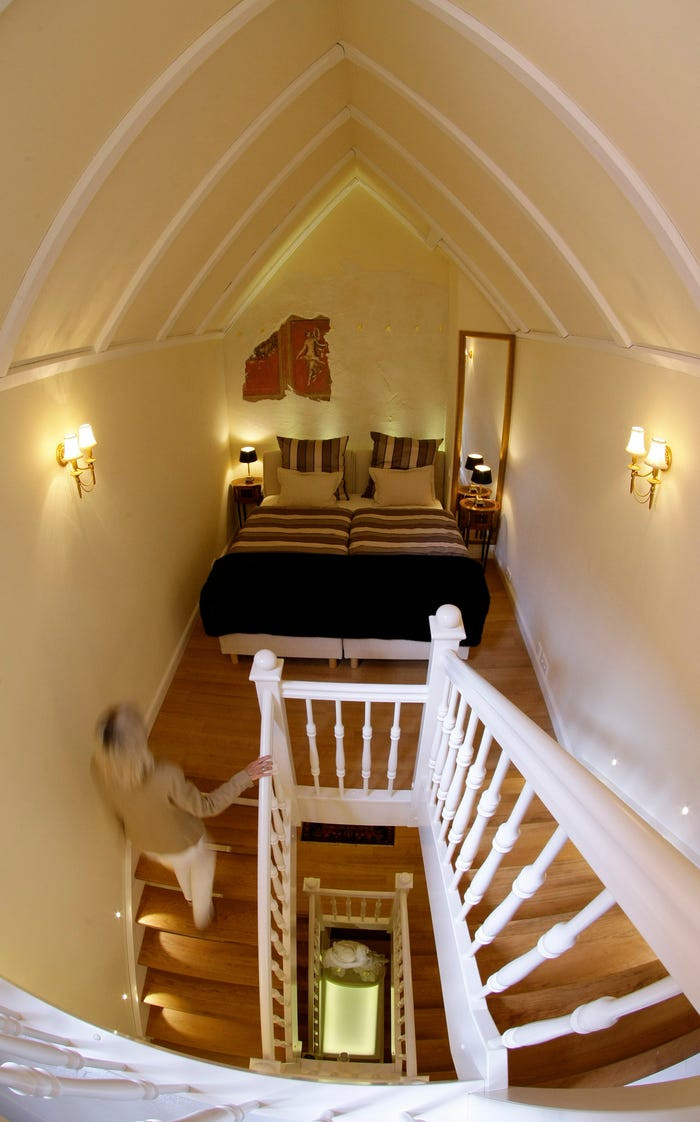 Phòng ngủ ấm cúng được trang bị giường đôi.