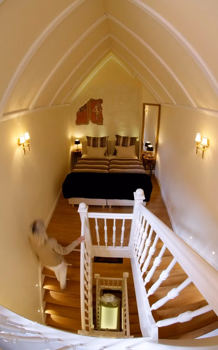 Phòng ngủ ấm cúng được trang bị giường đôi.