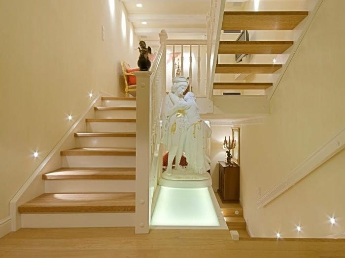 Khách sạn cao 7 tầng, mỗi tầng có một tiện ích khác nhau.