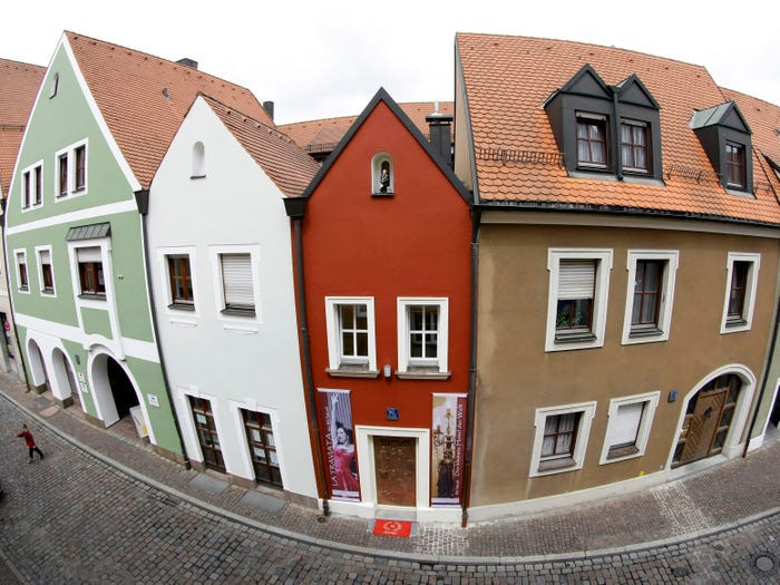 Với diện tích 52m2, Eh'Haeusl được công nhận là khách sạn nhỏ nhất thế giới vào năm 2008.