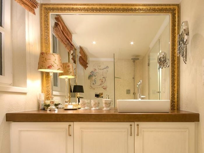 Bên dưới phòng ngủ có một phòng tắm.