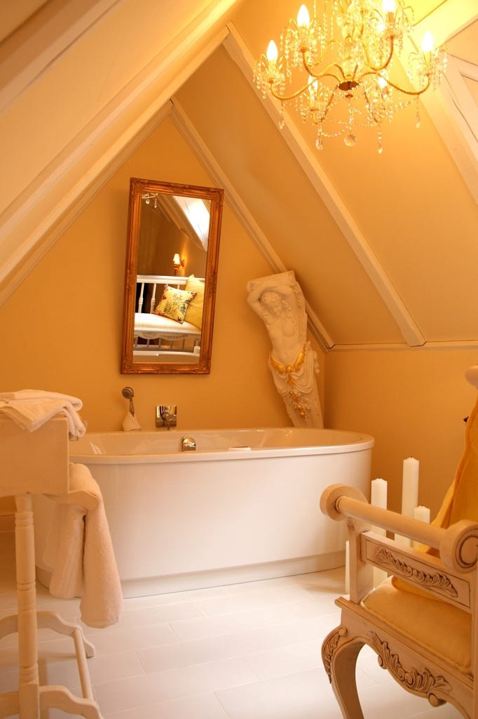 Khách từ khắp nơi trên thế giới nghỉ tại đây hầu hết là các cặp vợ chồng Đức và Áo tổ chức lễ kỷ niệm hoặc đi nghỉ tuần trăng mật.