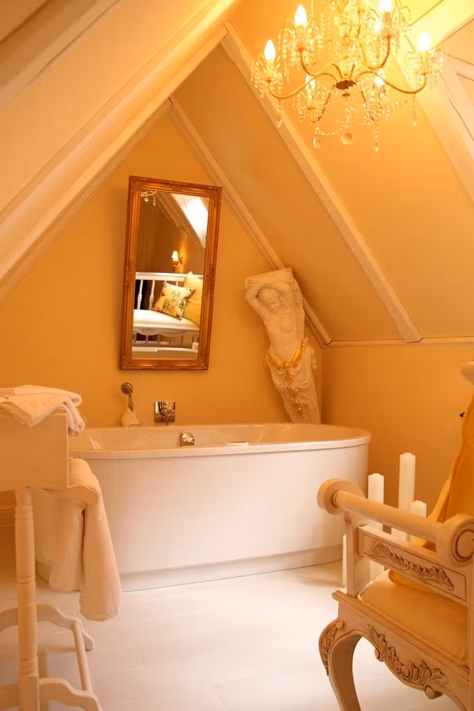 Khách từ khắp nơi trên thế giới nghỉ tại đây hầu hết là các cặp vợ chồng Đức và Áo tổ chức lễ kỷ niệm hoặc đi nghỉ tuần trăng mật.