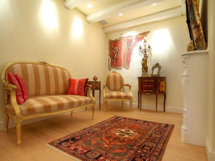 Trong phòng còn có lò sưởi.