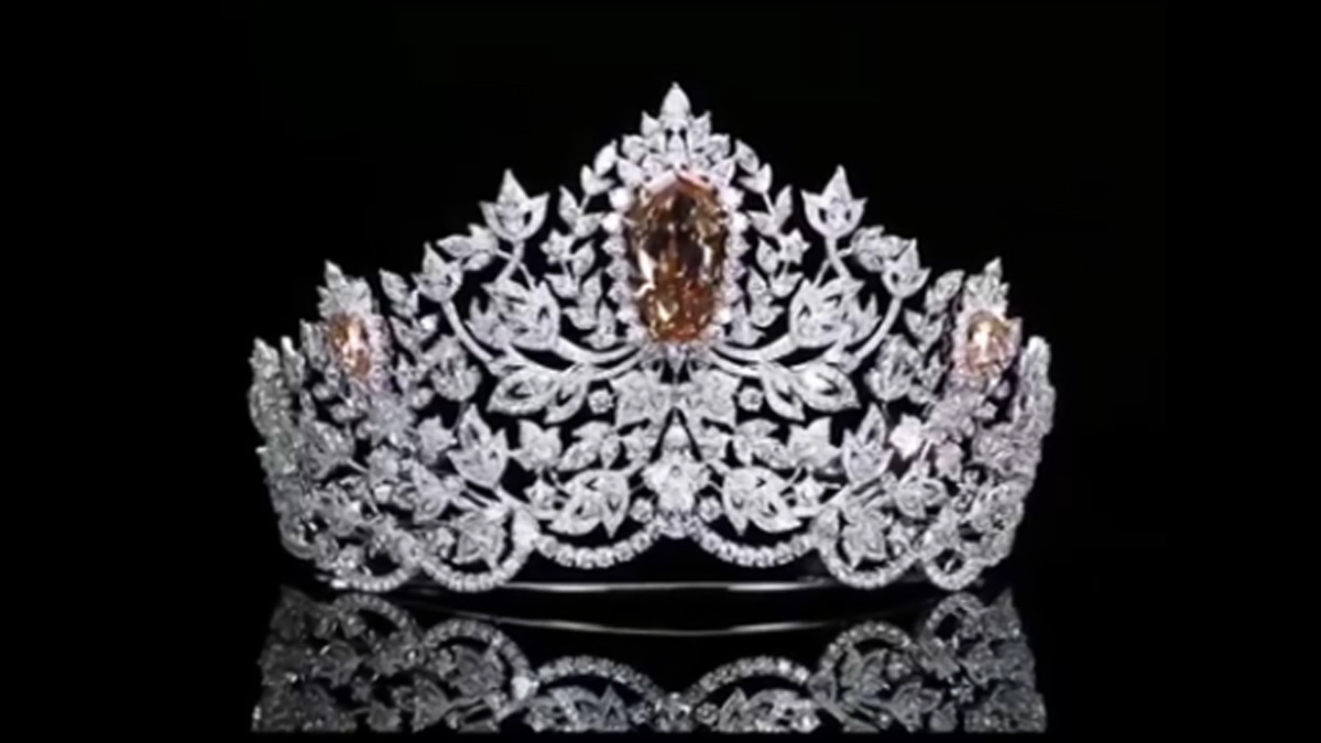 Đặc biệt, phần trung tâm của chiếc vương miện là một viên kim cương màu vàng hoàng yến được cắt hỗn hợp đã qua sửa đổi mà Mouawad cho biết nặng hơn 62 carat. Ảnh: Miss Universe