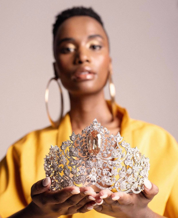 Đây là lần thứ hai Mouawad được lựa chọn để chế tác vương miện Hoa hậu Hoàn vũ Thế giới. Chiếc vương miện đầu tiên là dành cho Hoa hậu Hoàn vũ Zozibini Tunzi của Nam Phi khi giành chiến thắng vào năm 2019. Ảnh: Miss Universe