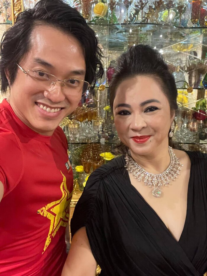 Trong buổi livestream với Duy Nguyễn, "nữ giám đốc Đại Nam" xuất hiện với hình ảnh hết sức sang chảnh. Từ hoa tai, vòng cổ, vòng tay, đồng hồ đều được đính hột xoàn lấp la lấp lánh. Ảnh: Saostar